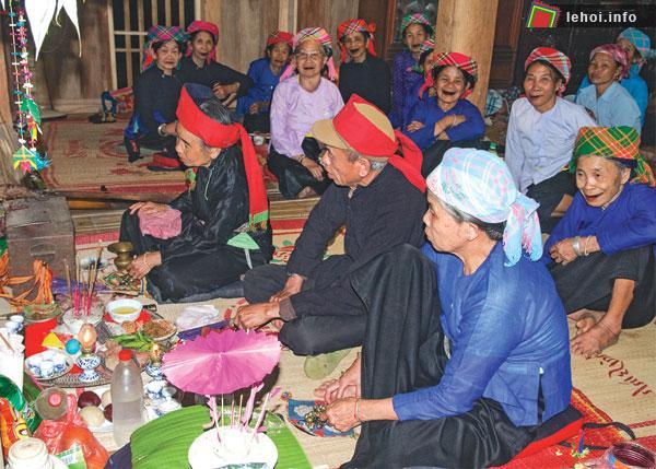 Một nghi thức trong lễ ăn cơm mới của người Tày Bắc Hà