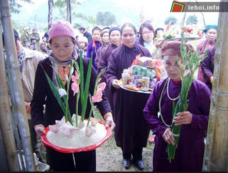 Dâng lễ trong lễ hội đền Trung Đô