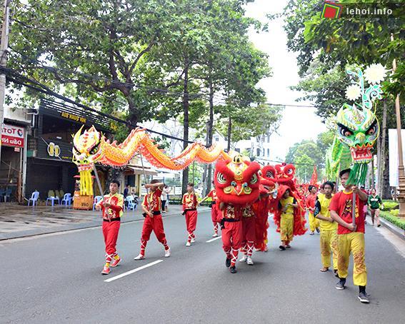 Đội múa lân múa rồng trong Lễ hội Nghinh Ông đình Thắng Tam