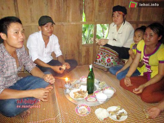 Bữa cơm đầu tiên của cô dâu và chú rể trong ngày cưới của người Thái