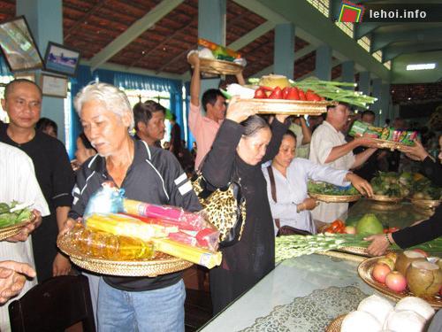 Người dân dâng lễ cúng ông Trần với mong ước được an lành và hạnh phúc