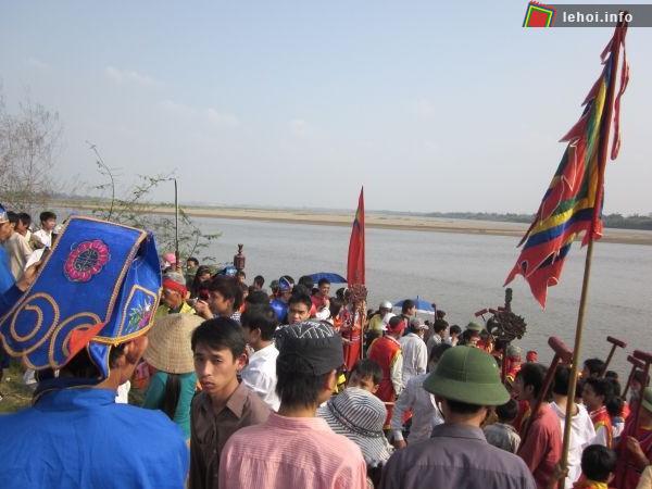 Người dân ra bến xem trâu đi tắm