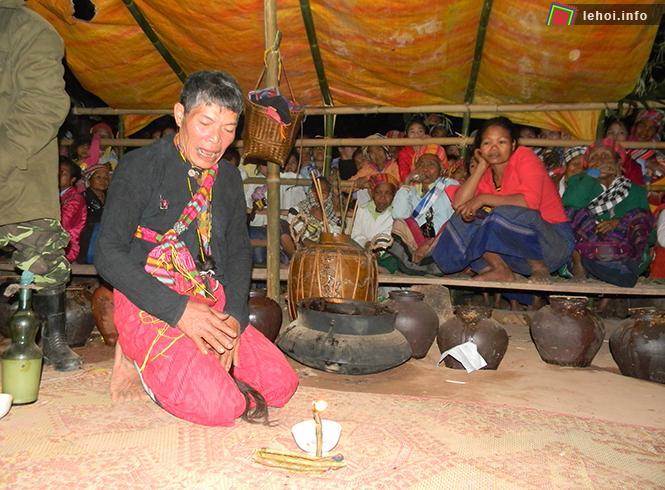 Một nghi thức trong lễ hội đập trống của người Ma Coong