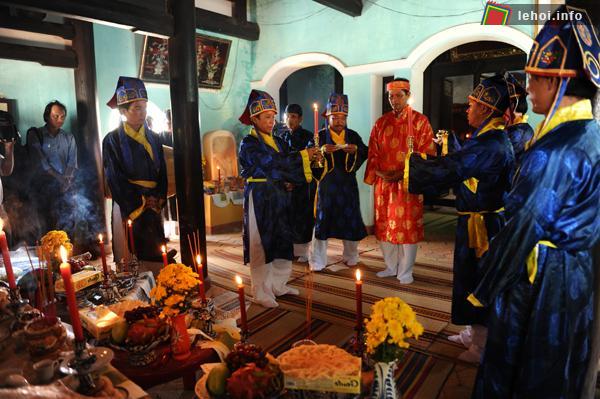 Thành kính dâng hương lên tổ nghề yến
