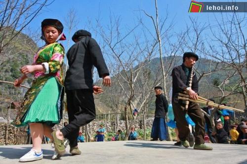 Thổi khèn, nhảy múa trong ngày Tết Độc Lập