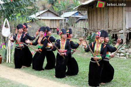 Một điệ múa trong lễ hội Mah Grợ của dân tộc Khơ Mú