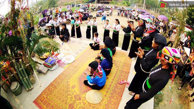 Quang cảnh lễ hội cầu mưa