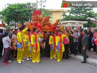 Chui qua kiệu Đức Ông để cầu may