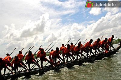 Nghi thức chaỵ chèo và thi bơi thuyền trong lễ hội