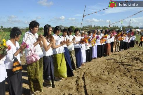 Trên khu đất trống người ta đắp lên những đống cát và cắm nhang cầu nguyện