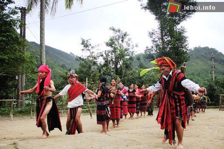 Một nghi lễ trong Tết Cơm Mới ( Lễ Aza ) tại Thừa Thiên Huế