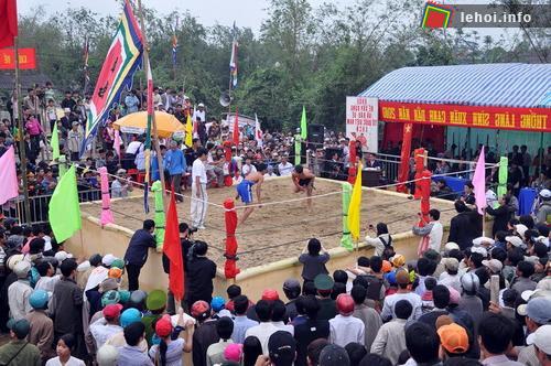 Quang cảnh hội vật làng Sình