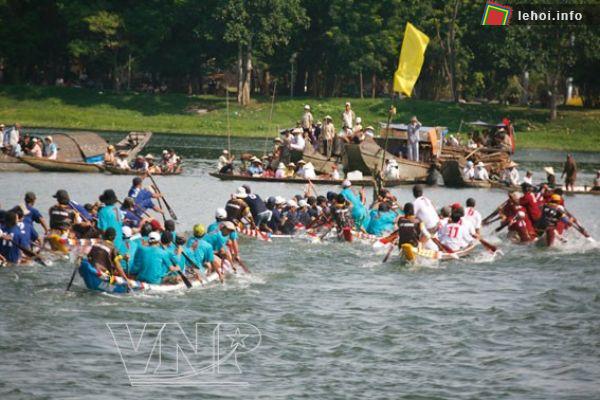 Quang cảnh lễ hội đua ghe truyền thống