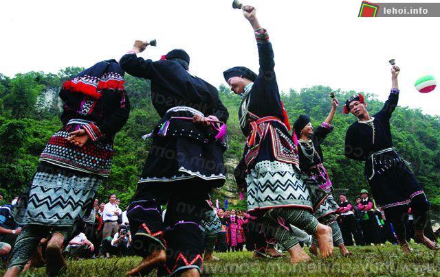 Các chàng trai, cô gái người Dao say mê trong điệu múa Chuông rộn rã