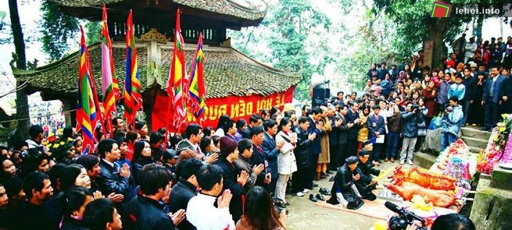 Cảnh nghi lễ trong lễ hội đền Đuổm