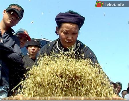 Đặc sắc lễ hội giã cốm tại Tuyên Quang