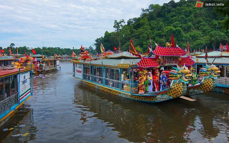 Quang cảnh tại Lễ Hội Điện Hòn Chén