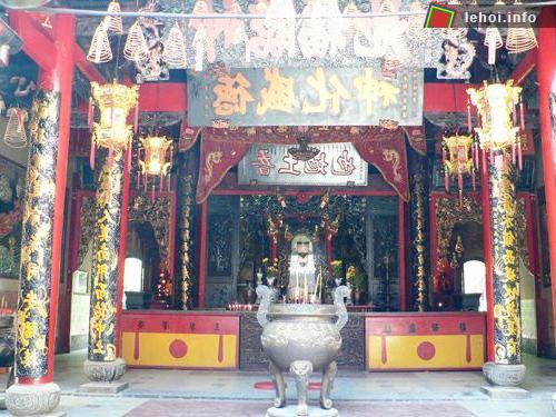 Chánh điện của Chùa Ông Bổn