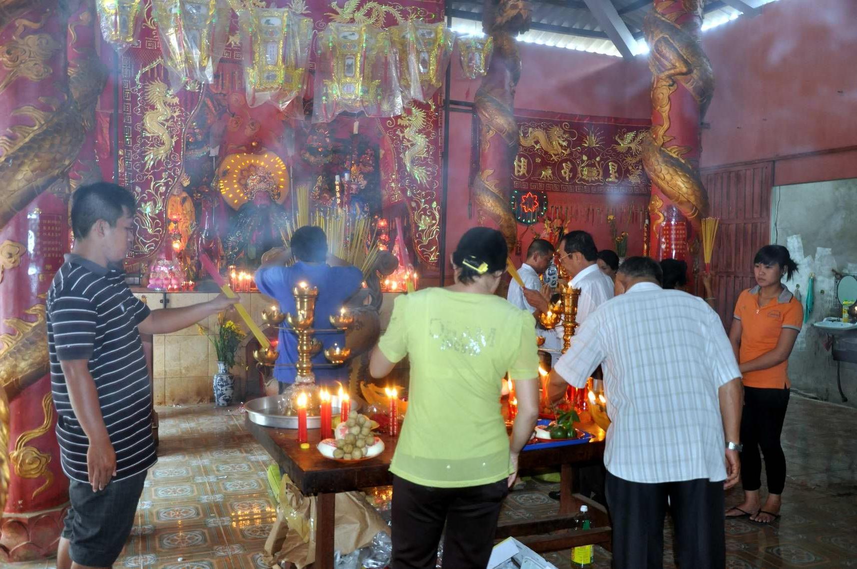 Người dân dâng hương tại hội miếu Ông Địa