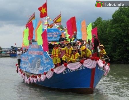 Đoàn thuyền rồng rước ông Thủy tướng trong lễ hội nghinh Ông ở Cần Giờ