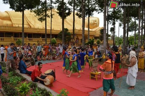 Biểu diễn văn nghệ tại chùa