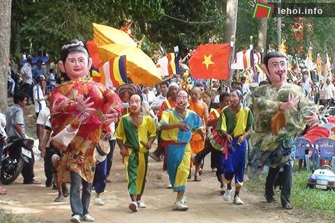 Đoàn diễu hành xung quanh Ao Bà Om