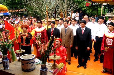 Các đồng chí lãnh đạo huyện dâng hương tại Đền Đại Cại