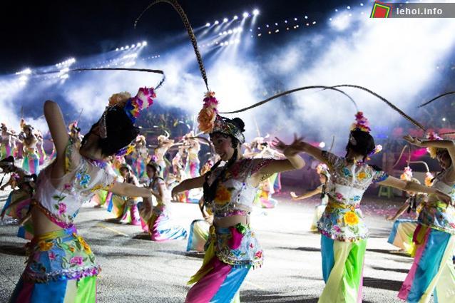 Tưng bừng trong lễ hội Chingay 2015 tại Singapore ảnh 1