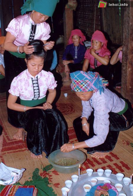 Cô dâu chuẩn bị gội đầu trong lễ Tằng Cẩu