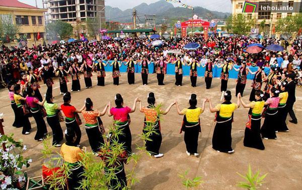 Hòa mình vào khung cảnh hoa ban nở rộ và điệu xòe thái