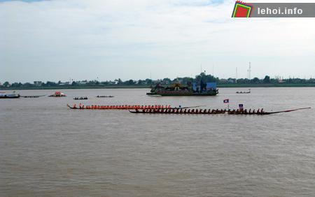 Đua thuyền trên dòng Mekong sáng 20/10.