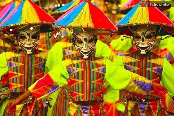 Lễ hội nụ cười màu mè MassKara tại Philippines ảnh 1