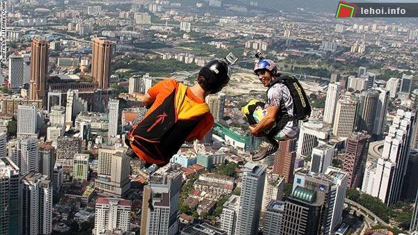 Hình ảnh các vận động viên nhảy trong lễ hội nhảy tháp quốc tế Malaysia