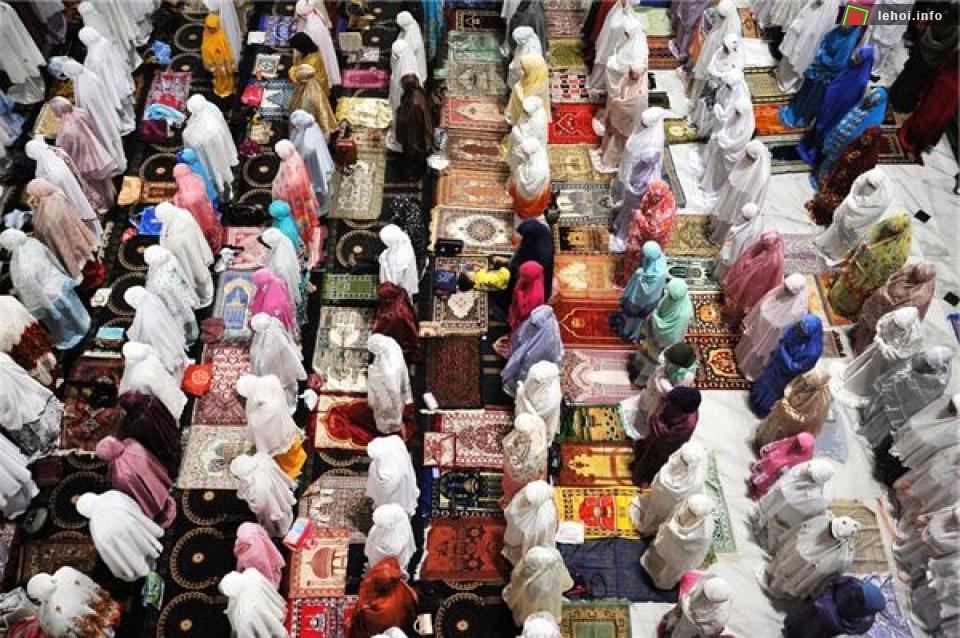 Các tín đồ Hồi giáo Indonesia cầu nguyện tại Nhà thờ Hồi giáo Istiqlal ở thủ đô Jakarta