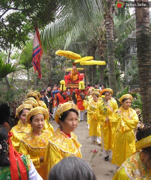 Lễ rước bài vị và long ngai của Đức Thánh Cả về Nghè Cả