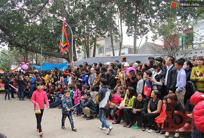 Đông đảo người dân đến xem hội