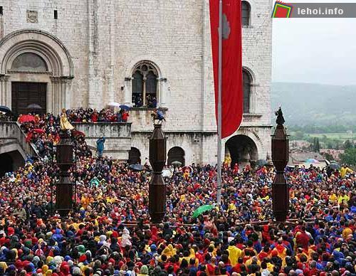 Lạ kỳ lễ hội rước nến Gubbio, nước Ý. ảnh 1