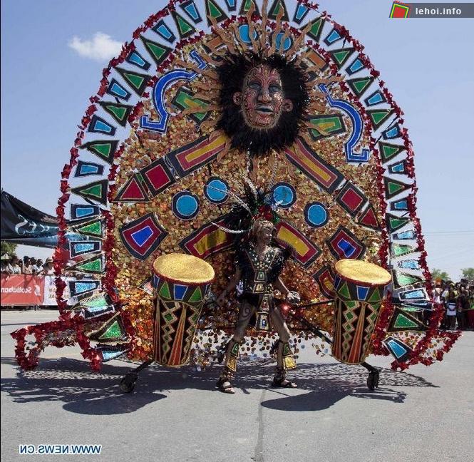 Tại sự kiện lớn đầu tiên trong lễ hội này là cuộc diễu hành Carnival Junior, các vũ công vừa trình diễn những bộ trang phục rất cầu kỳ và bắt mắt lại vừa nhảy những vũ điệu huyền bí, bốc lửa của những người dân vùng Caribe.&nbsp;