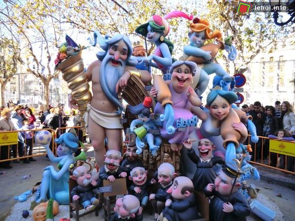 Độc đáo với lễ hội Las Fallas: lễ hội của những hình nộm ảnh 1