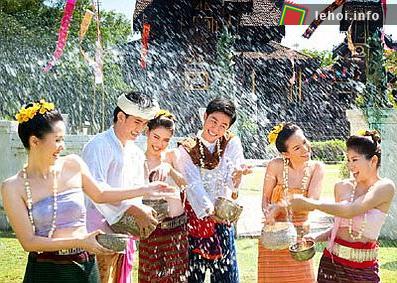 Tưng bừng Tết té nước ở Đông Nam Á