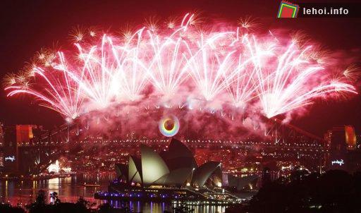 &nbsp; &nbsp;Cầu cảng Harbour và nhà hát Opera nổi tiếng của Sydney, Australia là nơi thu hút hàng ngàn người tới chiêm ngưỡng màn pháo hoa.