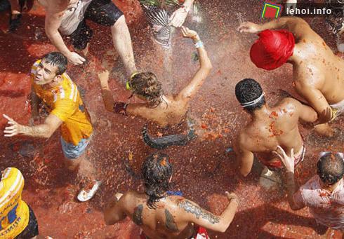 Lễ hội được diễn ra hằng năm vào ngày thứ tư cuối cùng của tháng 8. Nguồn gốc của Tomatina vẫn đang là một vấn đề gây tranh cãi nhưng hầu hết mọi người đều cho rằng nó được bắt đầu vào năm 1940, dưới thời kỳ đầu chế độ độc tài của tướng Francisco Franco. Ảnh: China Daily