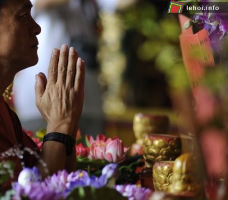 Một du khách đến cầu nguyện tại tu viện Po Lin, là nơi đặt đặt Đại tượng Phật Thiên Tân - tượng phật ngoài trời được làm bằng đồng cao nhất trên thế giới