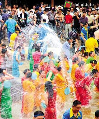 Bất kể người lớn, trẻ em, khách du lịch, không phân biệt màu da, ai nấy đều hòa vào màn té nước
