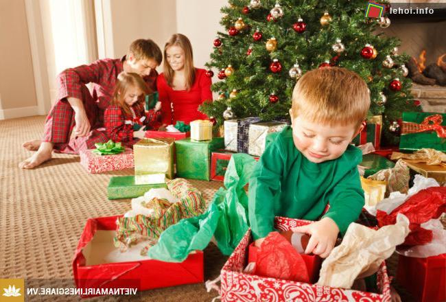 Trẻ em háo hức mở quà giáng sinh