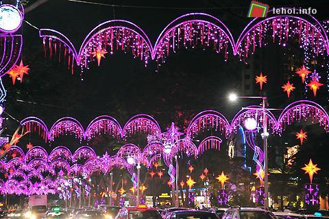 Không khí noel cũng tràn ngập trên các tuyến đường với hàng ngàn bóng đèn đủ màu sắc...