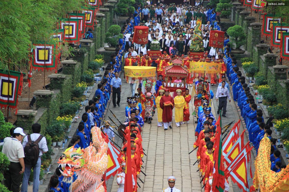 Lễ dâng hương tại đền Thượng