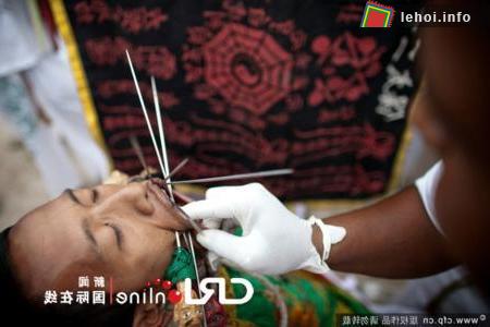 Lễ hội ăn chay 'rùng rợn' của dân đảo Phuket ở Thái Lan ảnh 1