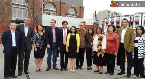 Đại sứ các nước ASEAN tại New Zealand chụp ảnh lưu niệm với Chủ tịch Asia New Zealand Foundation và các Nghị sỹ Quốc hội