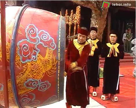 Chủ tịch UBND tỉnh Vĩnh Phúc đánh trống khai hội
